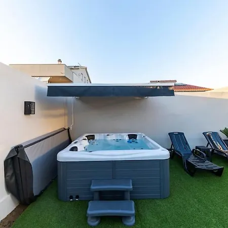 Modern Korina With Private Jacuzzi *