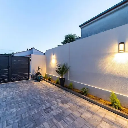 Modern Korina With Private Jacuzzi
